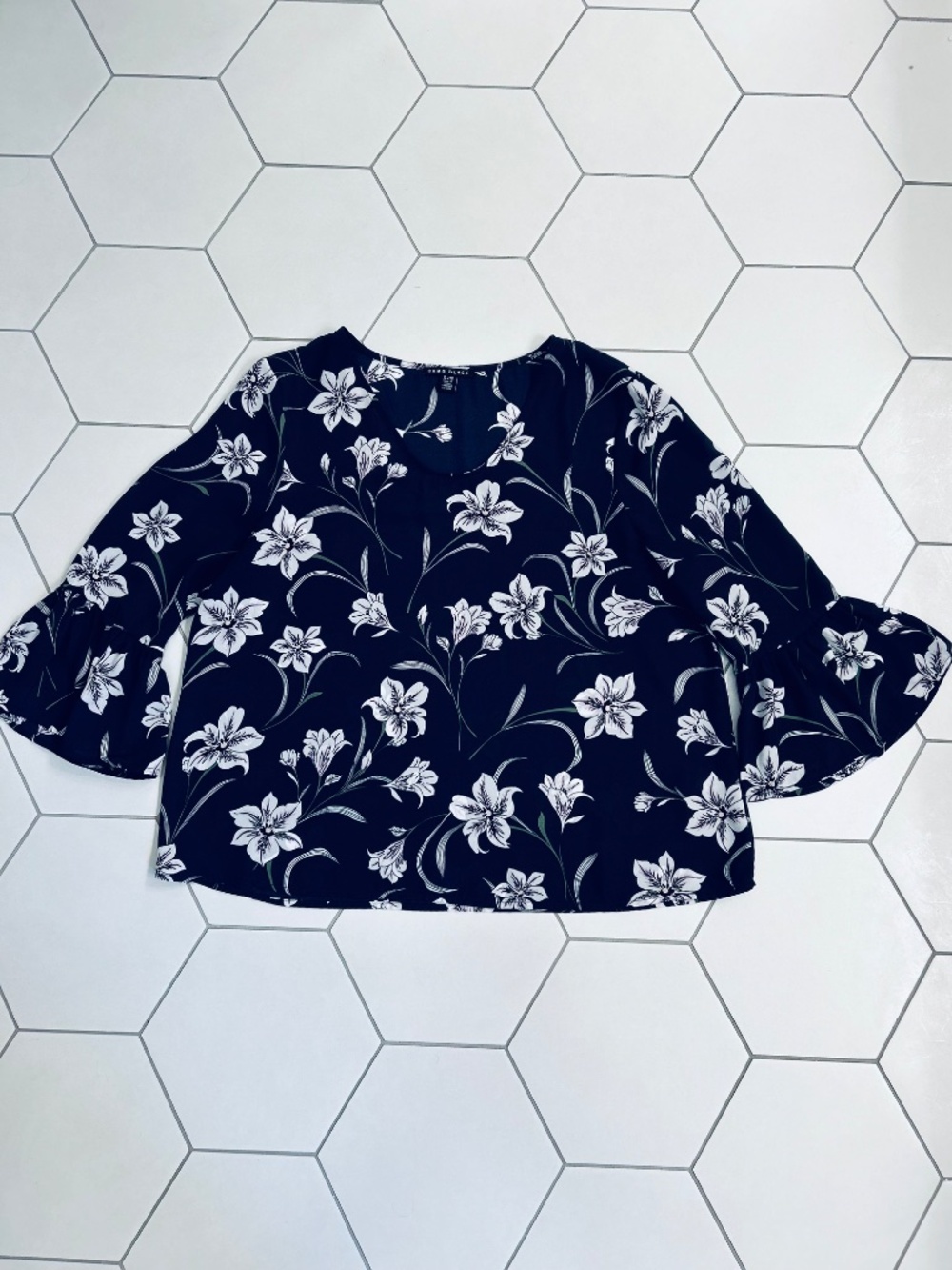 Como Black 3/4 Bell Sleeve Blouse, Blue Floral, Size XL